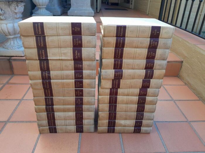 A 20th Century Set of Twenty Four Encyclopaedia Britannica Books - Image 3