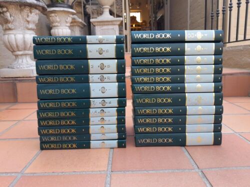 A 20TH Century Set of Twenty Two (22) Volumes of a Complete Set of 1989 World Book Encyclopedia - Number Twenty Two (22) is the Research Guide and Index