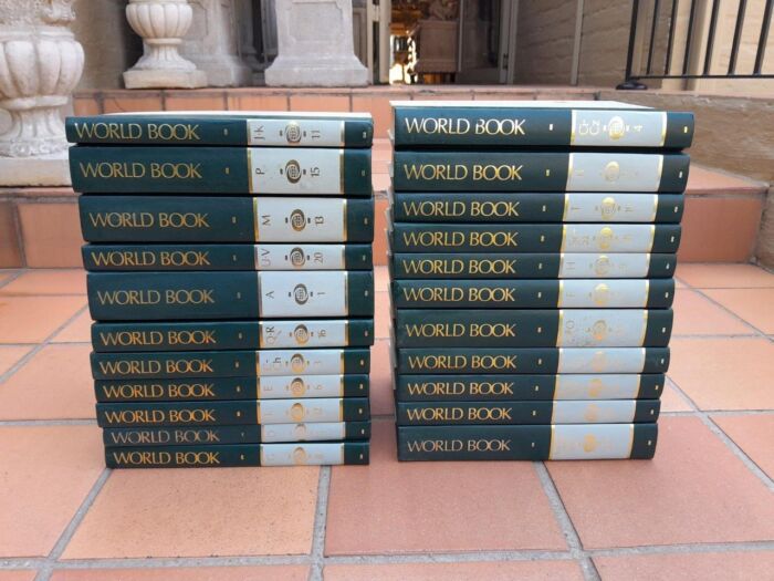 A 20TH Century Set of Twenty Two (22) Volumes of a Complete Set of 1989 World Book Encyclopedia - Number Twenty Two (22) is the Research Guide and Index - Image 2