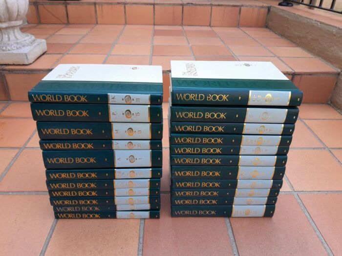 A 20TH Century Set of Twenty Two (22) Volumes of a Complete Set of 1989 World Book Encyclopedia - Number Twenty Two (22) is the Research Guide and Index - Image 3