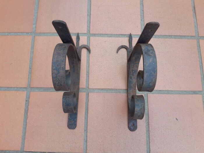 A Pair Of Rustic Wrought Iron Shelf Brackets