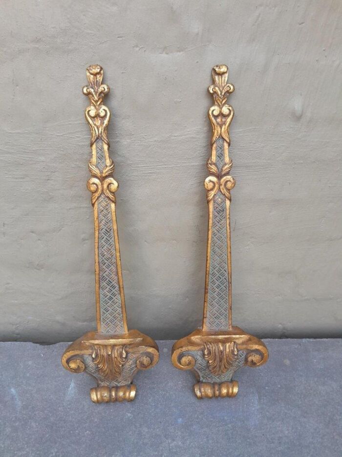 A 20th Century Pair of French Style Gilt Painted Wooden Picture Holders - Image 3