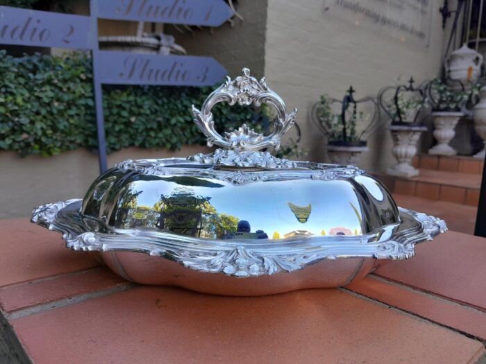 An Early 20th Century Georgian Style Angora Sheffield  Silver Plate Entrée Dish With Cover ND