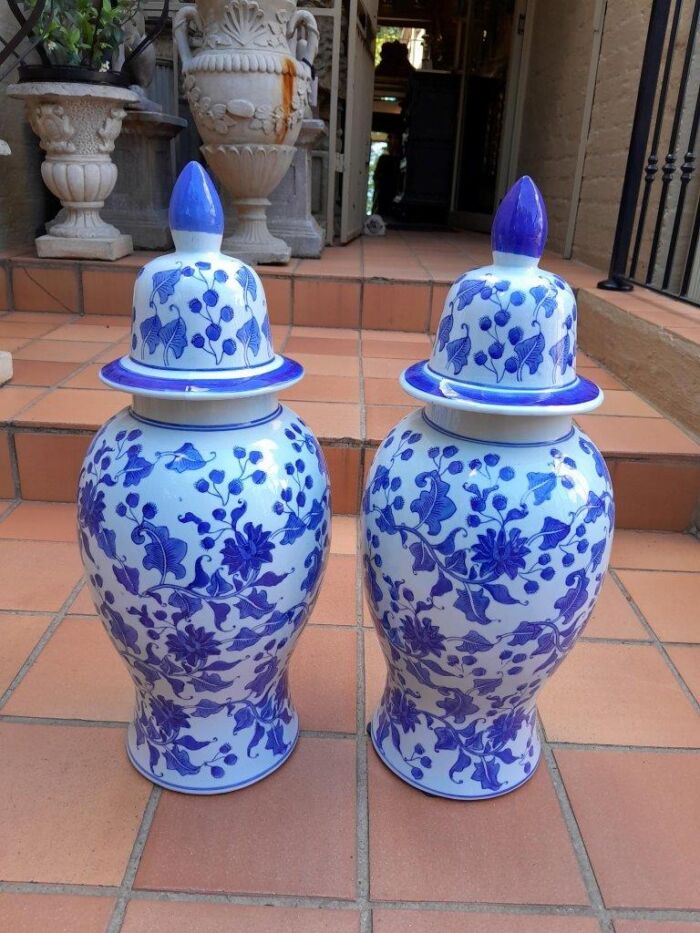 A 20th Century Pair of Chinese Ming Style Hand Painted Blue / White Jars with Lids - Image 2