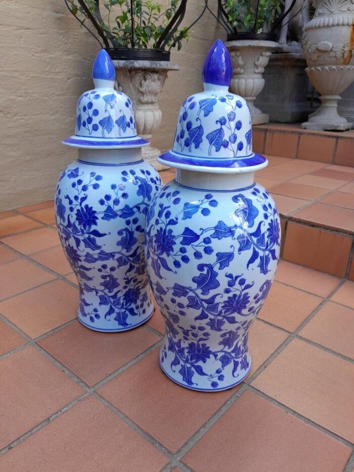 A 20th Century Pair of Chinese Ming Style Hand Painted Blue / White Jars with Lids - Image 3