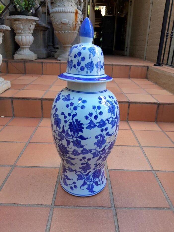 A 20th Century Pair of Chinese Ming Style Hand Painted Blue / White Jars with Lids - Image 4