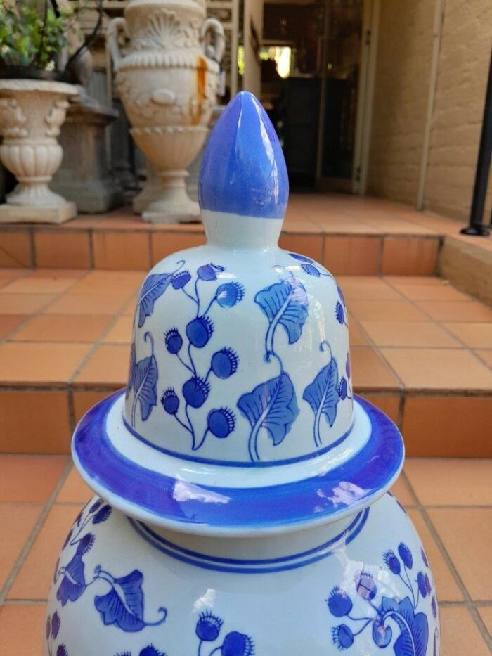 A 20th Century Pair of Chinese Ming Style Hand Painted Blue / White Jars with Lids - Image 6