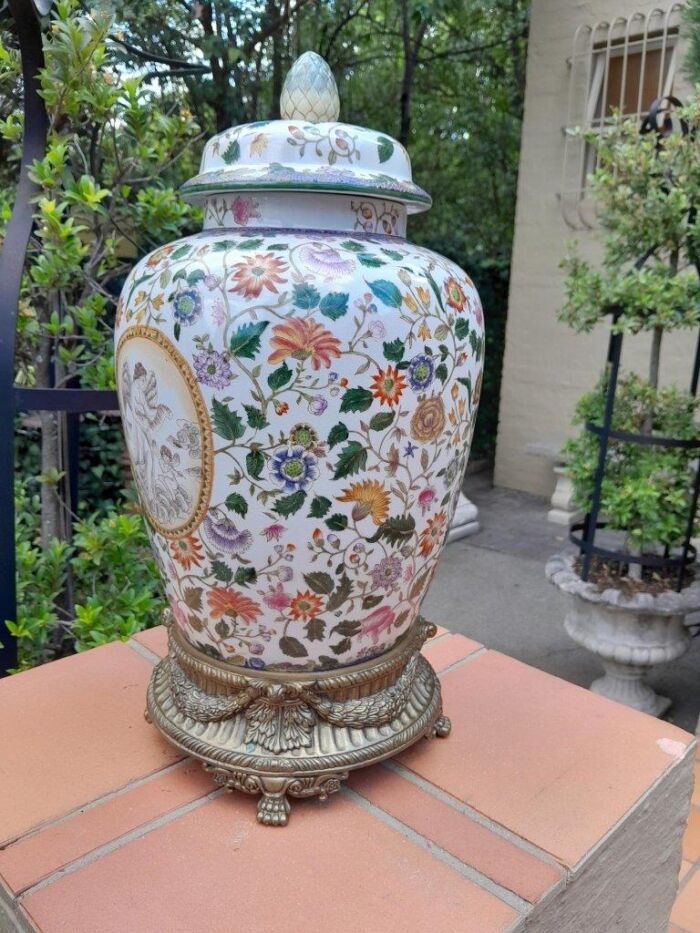 A Late 20th Century Chinese Export Porcelain Vase With Lid With Wong Lee Stamp and Gilt Metal Base - Image 2