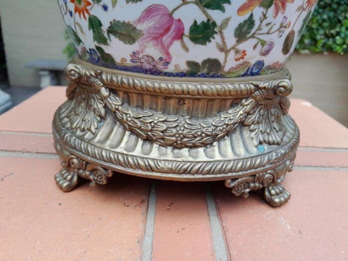 A Late 20th Century Chinese Export Porcelain Vase With Lid With Wong Lee Stamp and Gilt Metal Base - Image 3