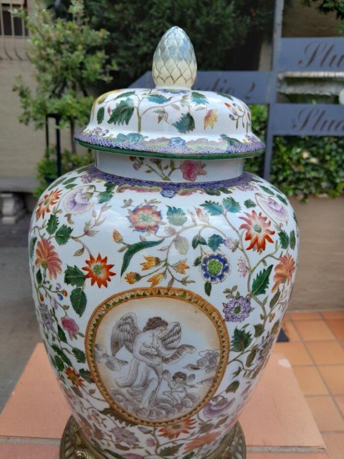 A Late 20th Century Chinese Export Porcelain Vase With Lid With Wong Lee Stamp and Gilt Metal Base - Image 4