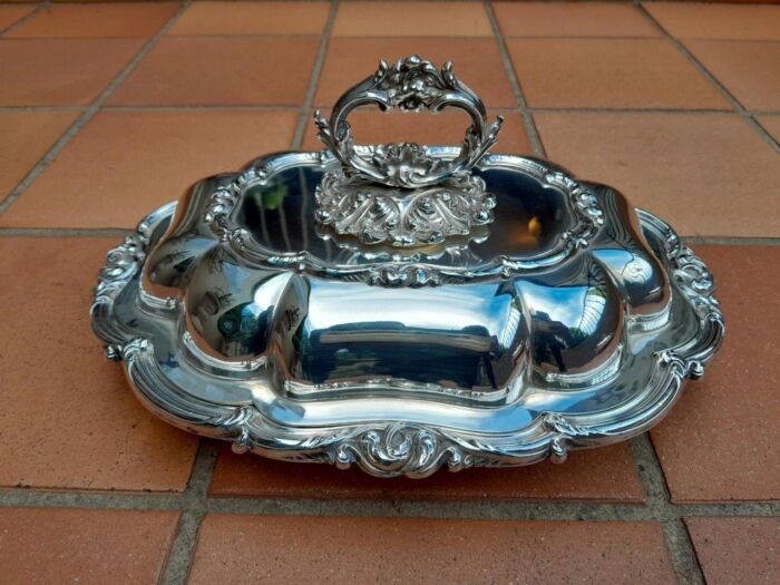 A 20TH Century Pair of Heavy Silver Plate Entrée Dishes with Stamp Angora AA  - Image 4