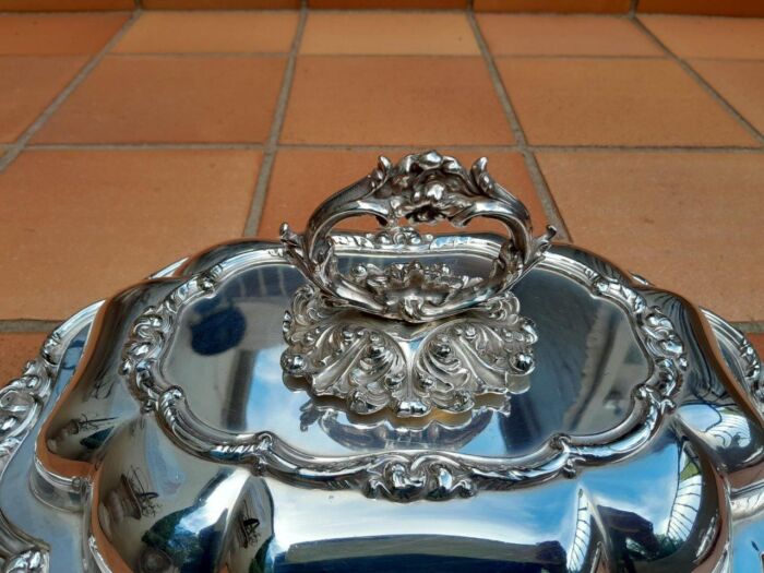 A 20TH Century Pair of Heavy Silver Plate Entrée Dishes with Stamp Angora AA  - Image 5