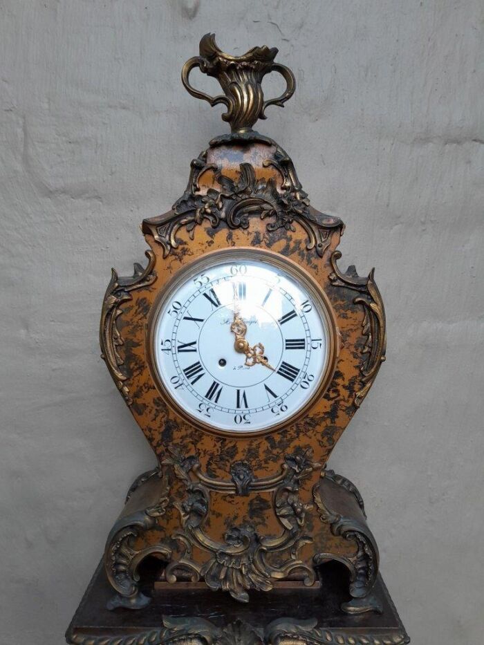 A French Louis XV Style Roccoco Clock with Matching Sconce and Key. Signed Hour Lavigne / Paris Has been serviced - Image 5