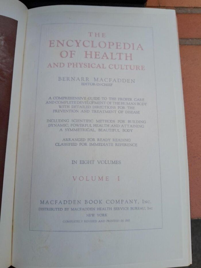 A 20th Century  /  Circa 1930s Full Set Of 8 Encyclopedia Of Health And Physical Culture With Gilt Lettering And With Coloured Illustrations - Image 5