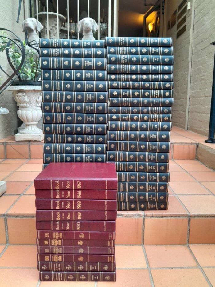 A Mid 20th Circa 1950s English London Set 0f Volumes 1 to 25 with Additions Ltd