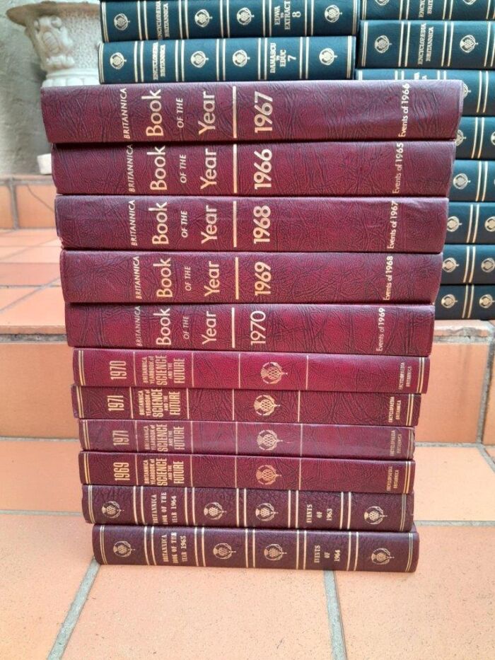 A Mid 20th Circa 1950s English London Set 0f Volumes 1 to 25 with Additions Ltd - Image 4