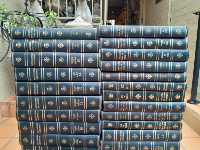 A Mid 20th Circa 1950s English London Set 0f Volumes 1 to 25 with Additions Ltd - Image 5