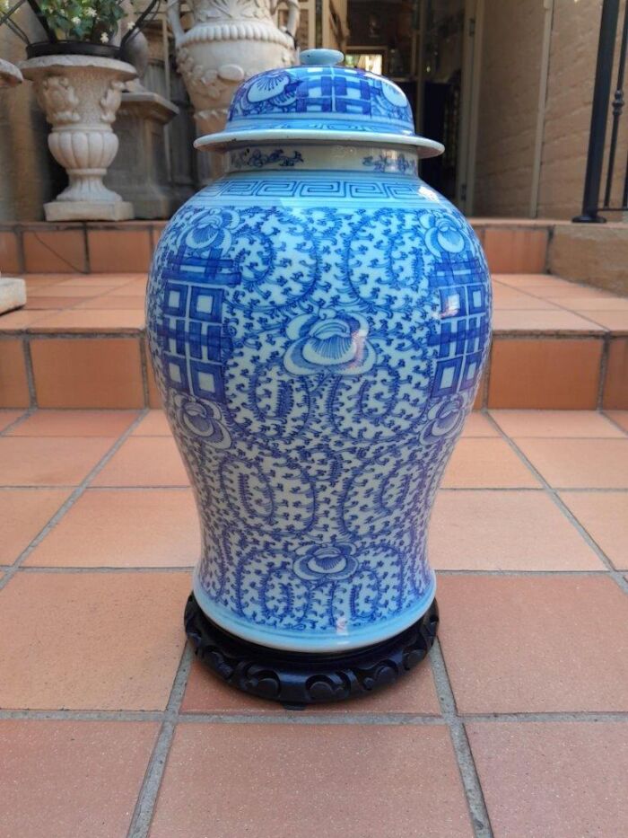 An Antique 19th Century Chinese Blue / White Jar with Cover Qing Dynasty on Wooden Stand