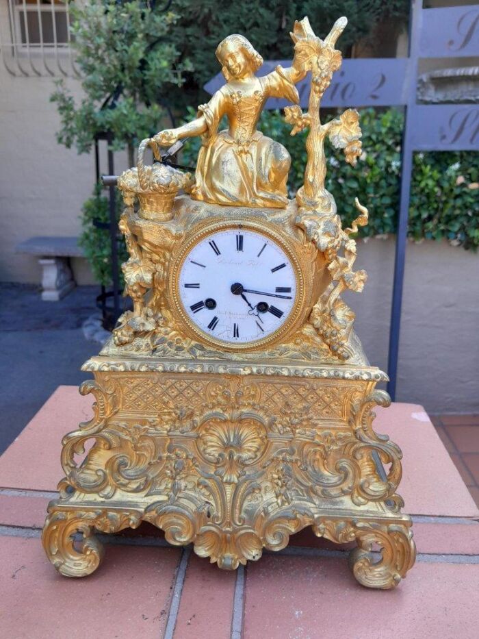 An Antique 19th Century French Gilt Spelter Clock with Pendulum and Key in Working Condition - Image 2