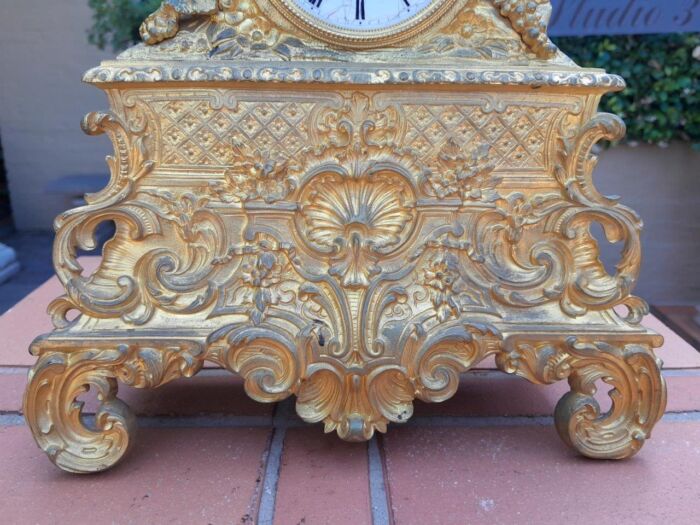 An Antique 19th Century French Gilt Spelter Clock with Pendulum and Key in Working Condition - Image 4