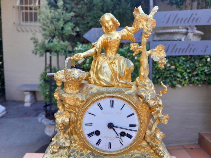 An Antique 19th Century French Gilt Spelter Clock with Pendulum and Key in Working Condition - Image 5