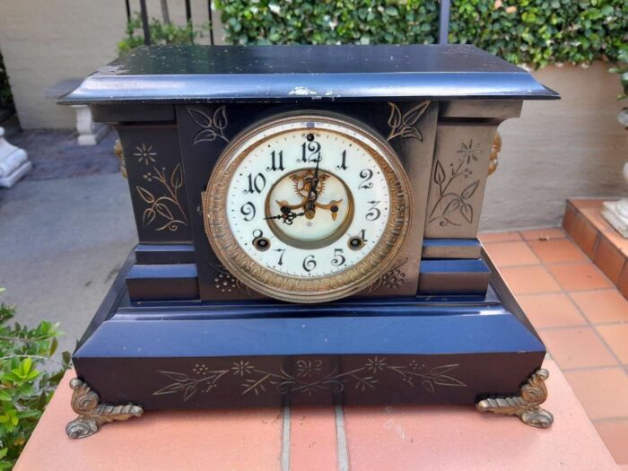 Black Lacquer Chiming Working Clock with Key