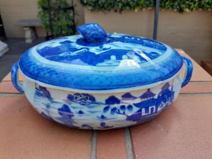 An Antique Early 19th Century Blue / White Dish with Cover and Handles - Image 2