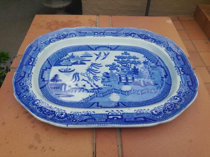 An Antique Blue and White Willow Pattern Porcelain Platter - Image 2