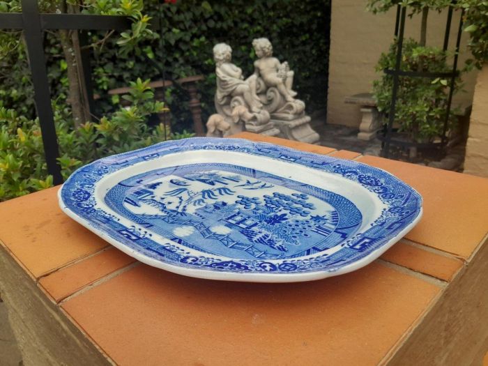 An Antique Blue and White Willow Pattern Porcelain Platter - Image 3