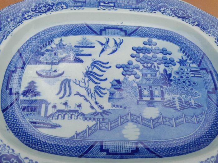 An Antique Blue and White Willow Pattern Porcelain Platter - Image 4