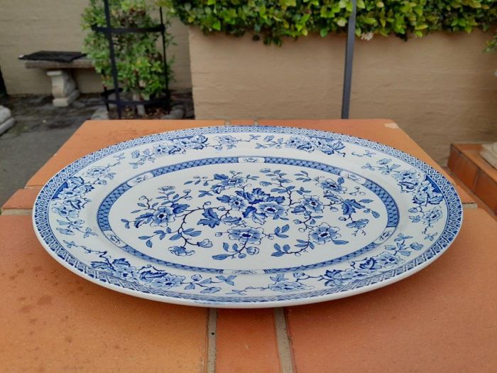 A 20TH Century Blue / White English Platter