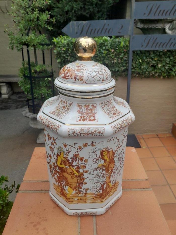 An Italian Large and Decorative Ginger Jar in Ceramic by Carraresi - Image 2