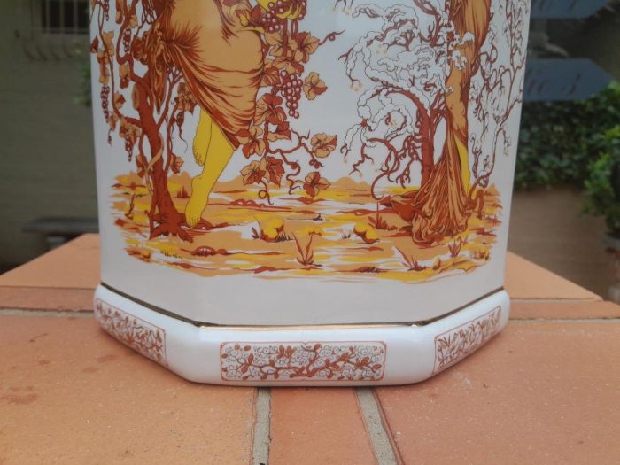 An Italian Large and Decorative Ginger Jar in Ceramic by Carraresi - Image 3