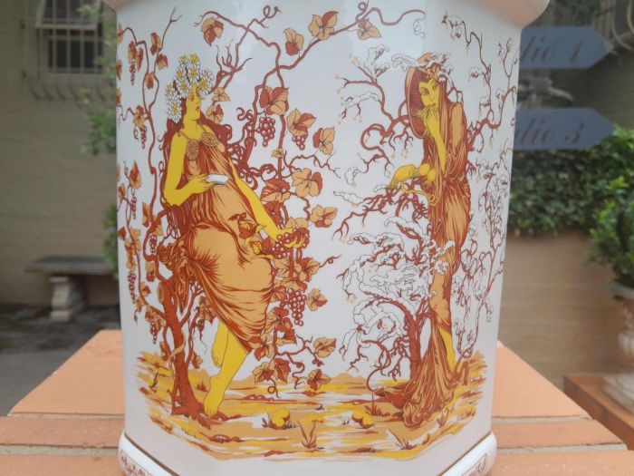 An Italian Large and Decorative Ginger Jar in Ceramic by Carraresi - Image 4