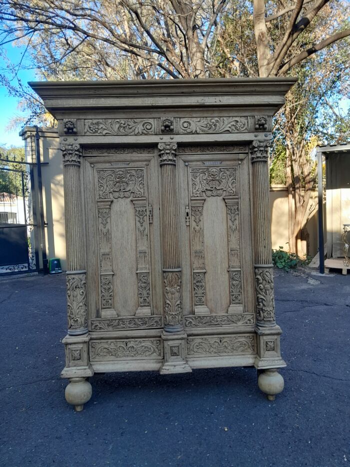 An 18th Century Renaissance Style Ornately Carved Kussenkast in a Contemporary Bleached Finish  (Useful for TV or storing Bedroom Pillows, Duvets, Towels etc) - Image 2