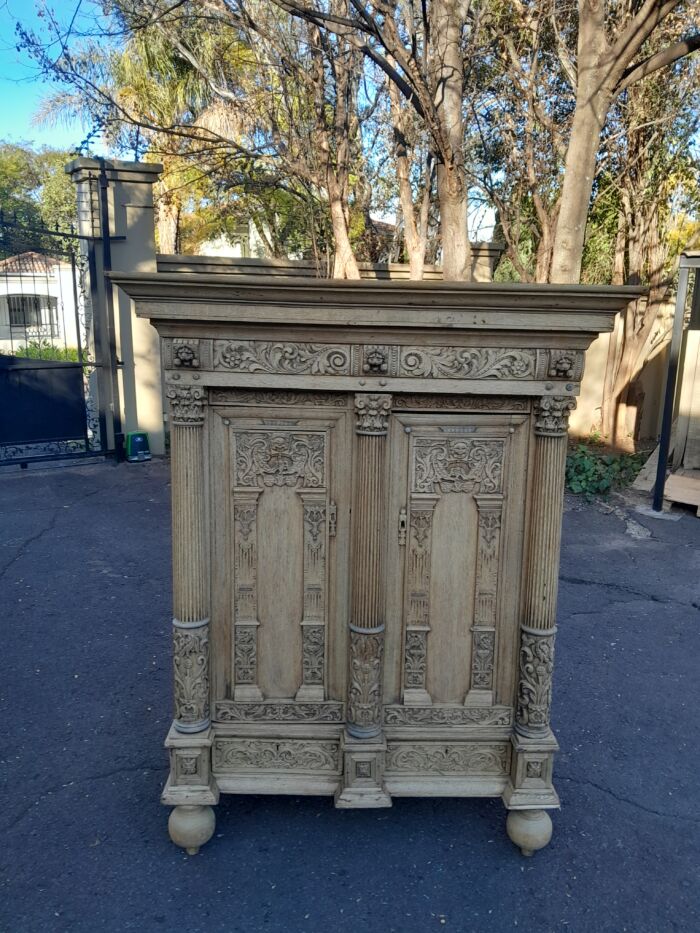 An 18th Century Renaissance Style Ornately Carved Kussenkast in a Contemporary Bleached Finish  (Useful for TV or storing Bedroom Pillows, Duvets, Towels etc) - Image 4