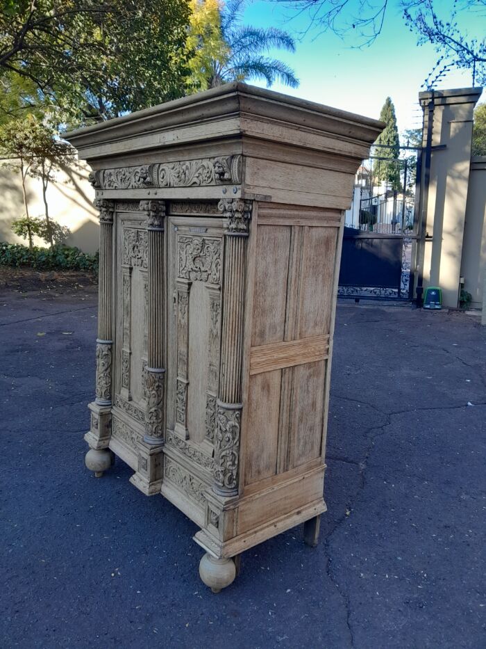 An 18th Century Renaissance Style Ornately Carved Kussenkast in a Contemporary Bleached Finish  (Useful for TV or storing Bedroom Pillows, Duvets, Towels etc) - Image 5