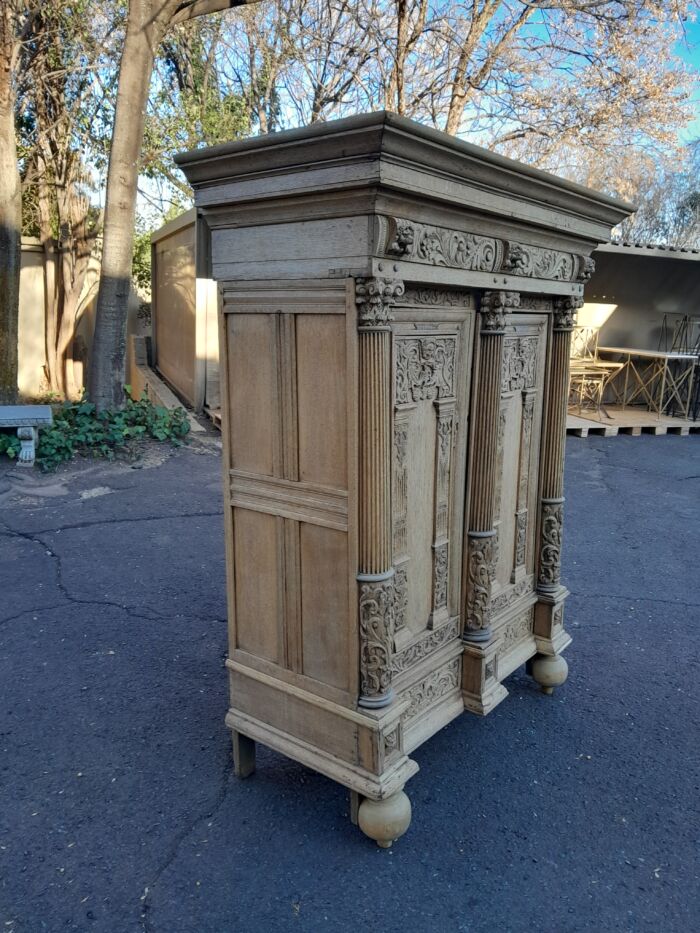 An 18th Century Renaissance Style Ornately Carved Kussenkast in a Contemporary Bleached Finish  (Useful for TV or storing Bedroom Pillows, Duvets, Towels etc) - Image 6