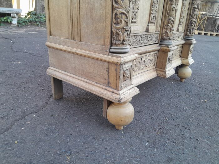 An 18th Century Renaissance Style Ornately Carved Kussenkast in a Contemporary Bleached Finish  (Useful for TV or storing Bedroom Pillows, Duvets, Towels etc) - Image 8