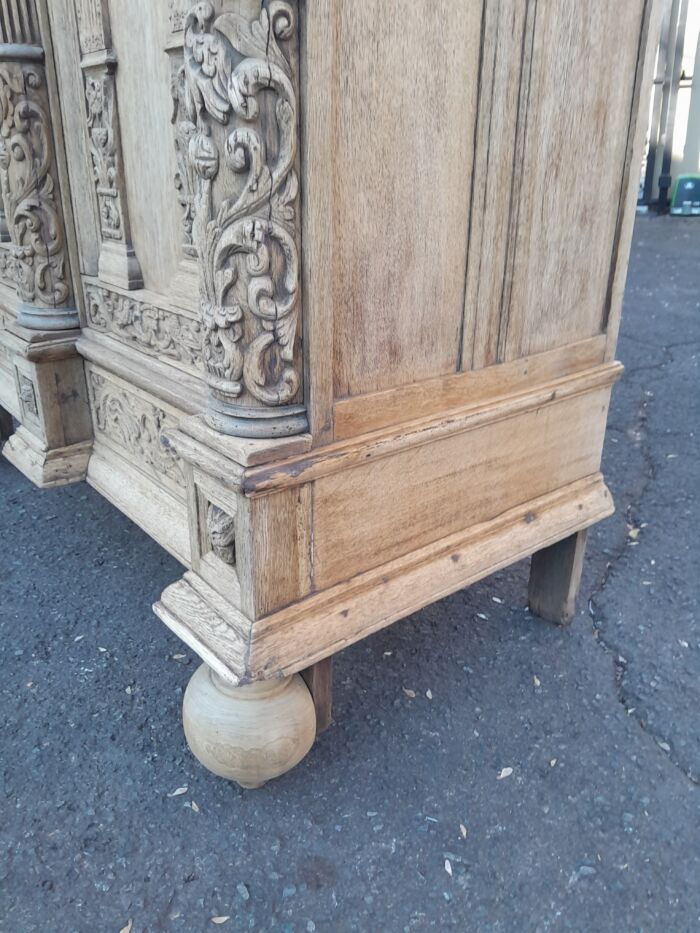 An 18th Century Renaissance Style Ornately Carved Kussenkast in a Contemporary Bleached Finish  (Useful for TV or storing Bedroom Pillows, Duvets, Towels etc) - Image 10