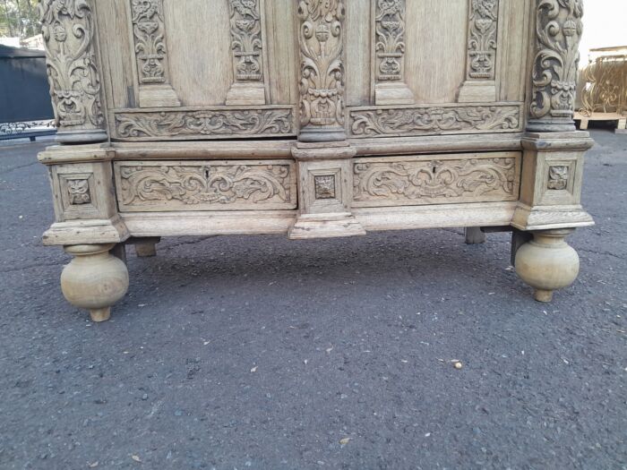 An 18th Century Renaissance Style Ornately Carved Kussenkast in a Contemporary Bleached Finish  (Useful for TV or storing Bedroom Pillows, Duvets, Towels etc) - Image 11