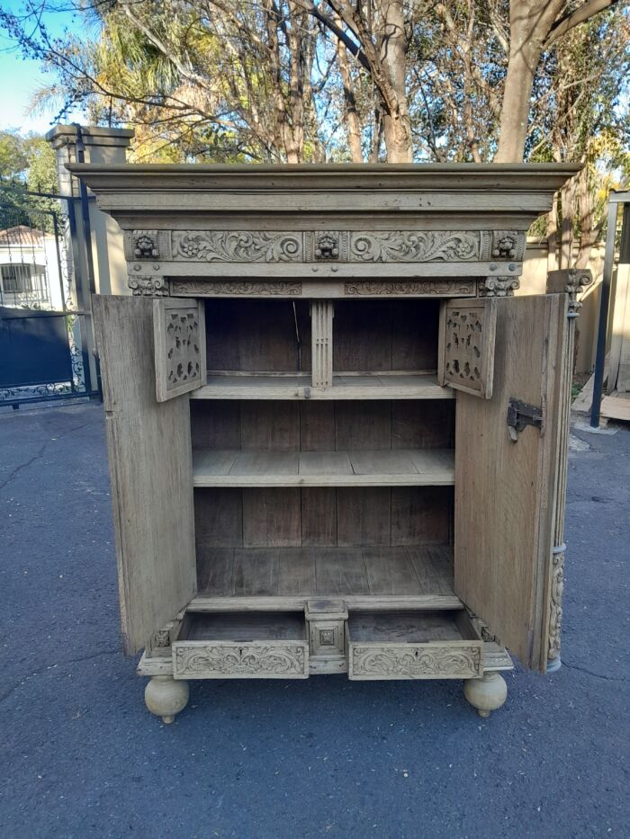 An 18th Century Renaissance Style Ornately Carved Kussenkast in a Contemporary Bleached Finish  (Useful for TV or storing Bedroom Pillows, Duvets, Towels etc) - Image 17