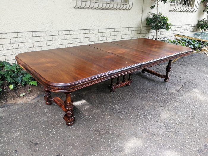 Renaissance Henry II dining table with carved and turned legs and a middle stretcher. Late 19th century table (10-12-Seater) With 3 Leaves - Image 6