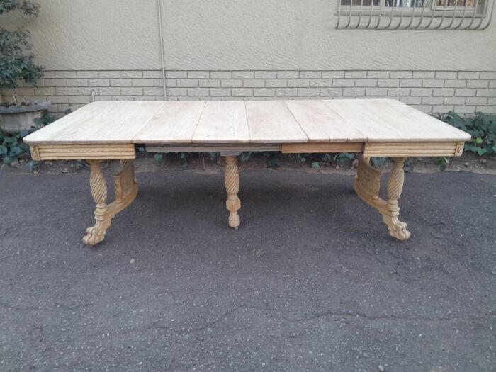 American Colonial oak extending dining table with lion paw feet, 3x extensions (8 Seater) - Image 4