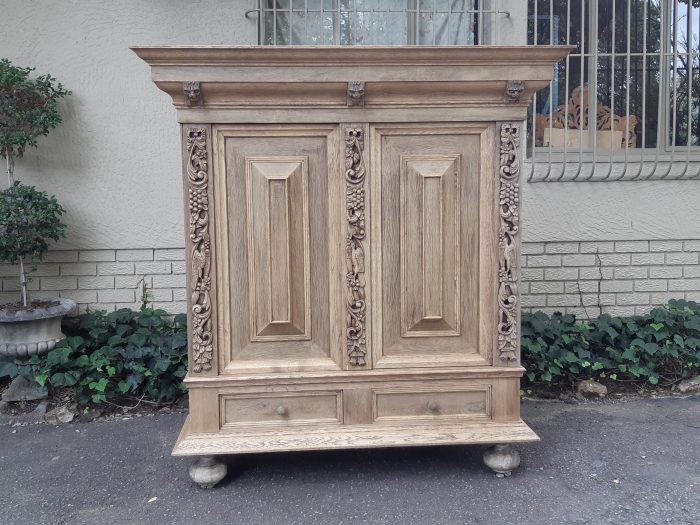 A Dutch Bleached / Natural Oak Kussekas/Cabinet Circa 1900