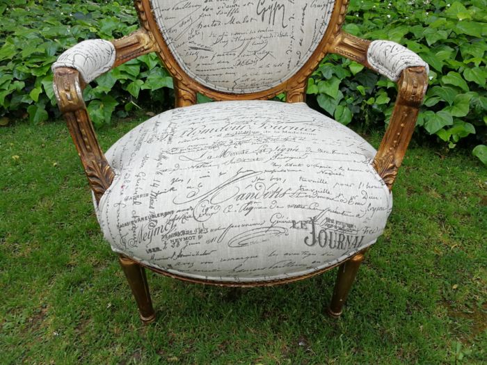 A Pair of French Style Carved and Gilded Armchairs Upholstered in a Custom-made Script on Linen Fabric for The Crown Collection - Image 7