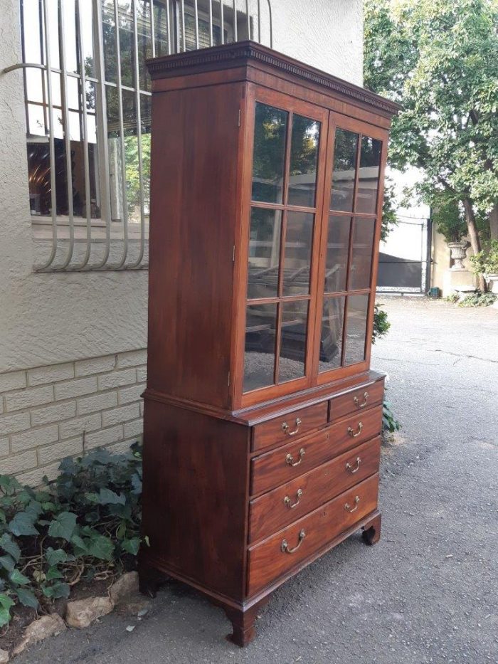 A Georgian Mahogany Bookcase on Chest with Slide-in Shelves & Original Brass Hardware on Bracket feet - Image 4