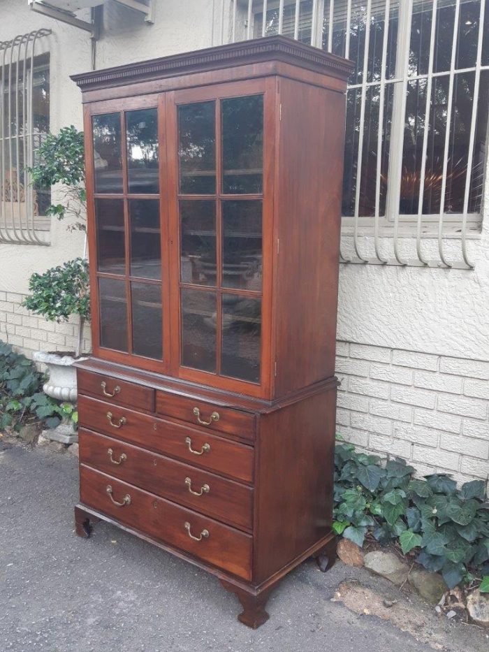 A Georgian Mahogany Bookcase on Chest with Slide-in Shelves & Original Brass Hardware on Bracket feet - Image 5