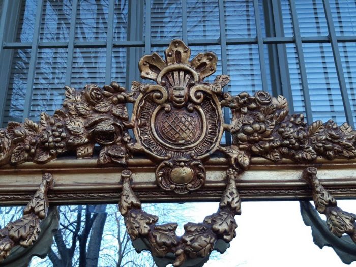 An Ornate and of Large Proportion Giltwood Bevelled Mirror - Image 7