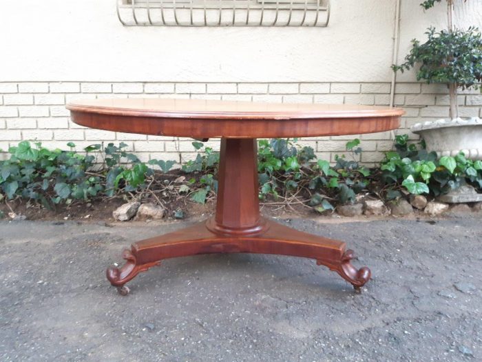 Victorian circular tilt-top table on castors (4 Seater) - Image 3